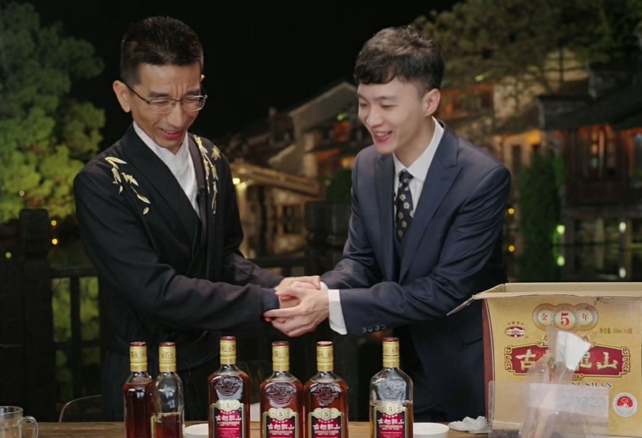 东方小孙(左)和主播天权(右)讲解绍兴黄酒