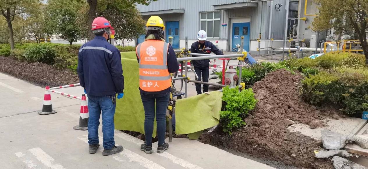 严格执行监护人制度，确保施工安全