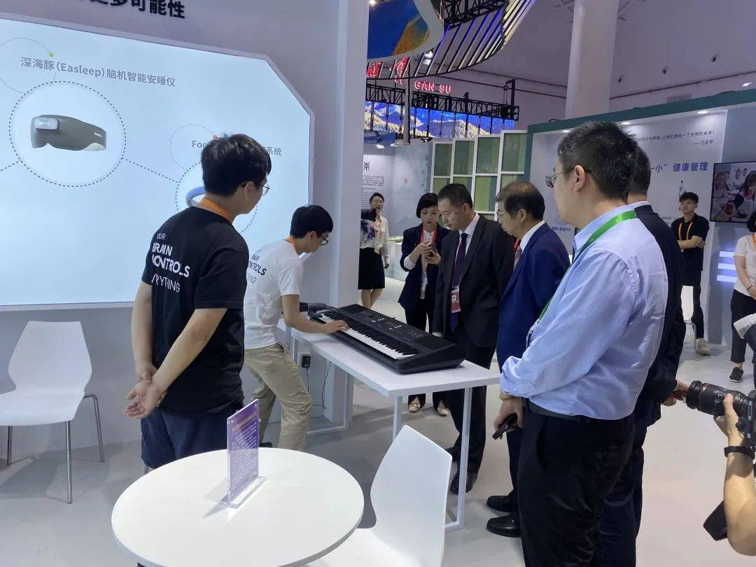 浙江省商务厅陈厅长与海南省领导莅临展位