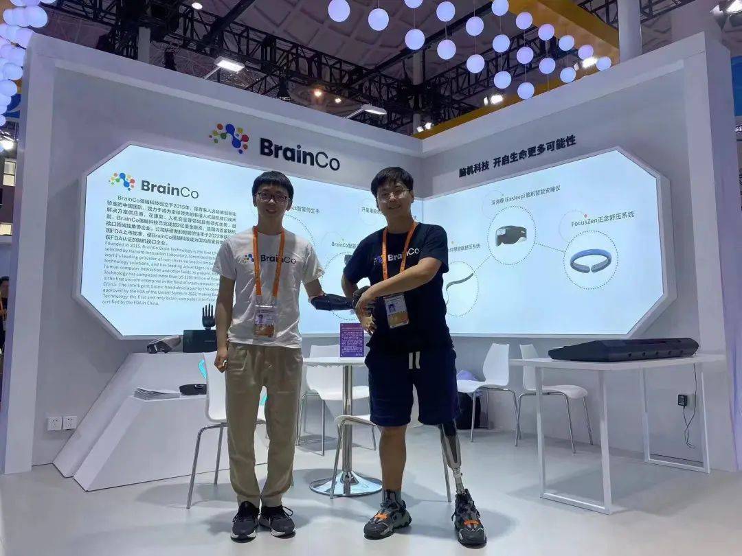 BrainCo产品体验官古月、闫锐穿戴智能假肢亮相消博会