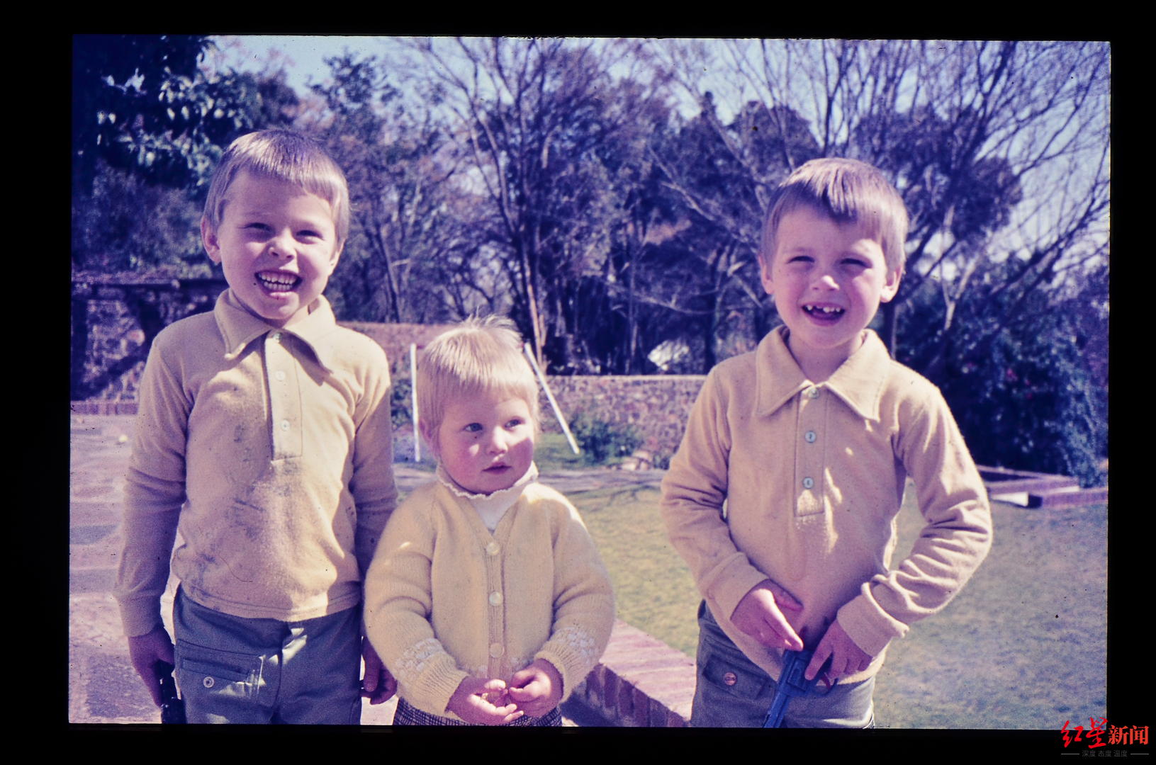 ↑马斯克三兄妹幼年照片。图据《人生由我》