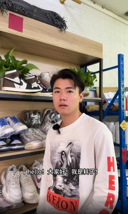 ↑张同学从武汉东湖学院收来鞋子