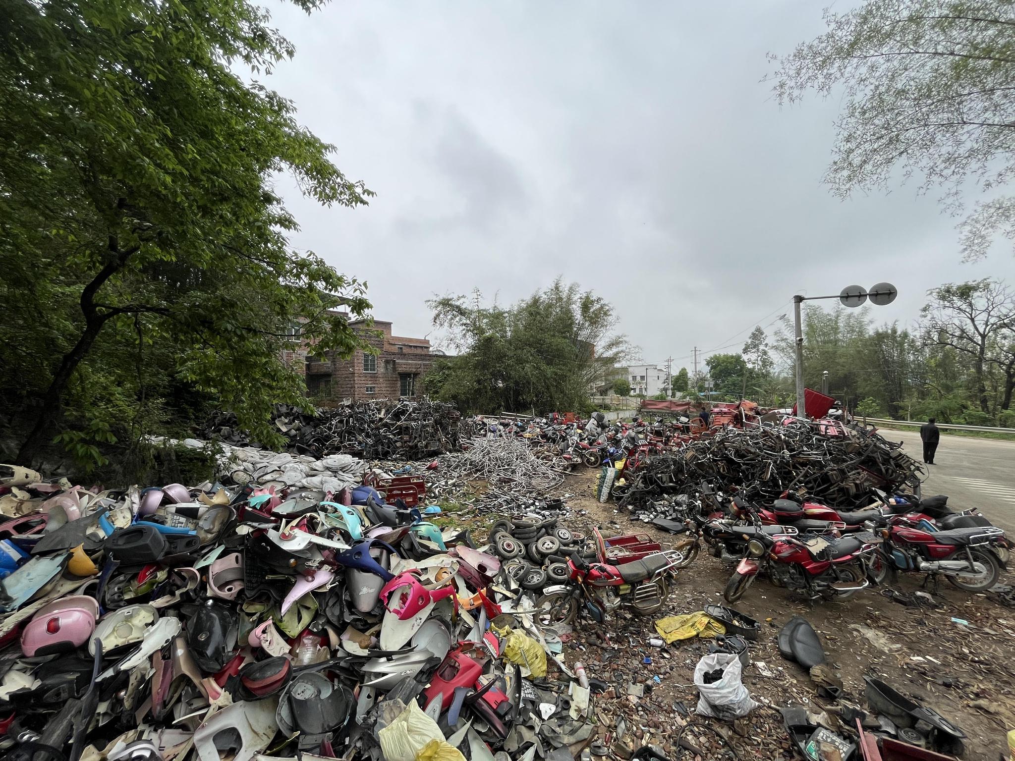 拆解的报废车零部件堆满了场地.广西柳城县市场监管局供图