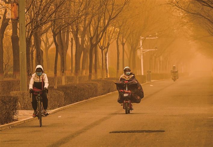 图为市民在内蒙古呼和浩特市街道上骑行.新华社记者 刘 磊 摄