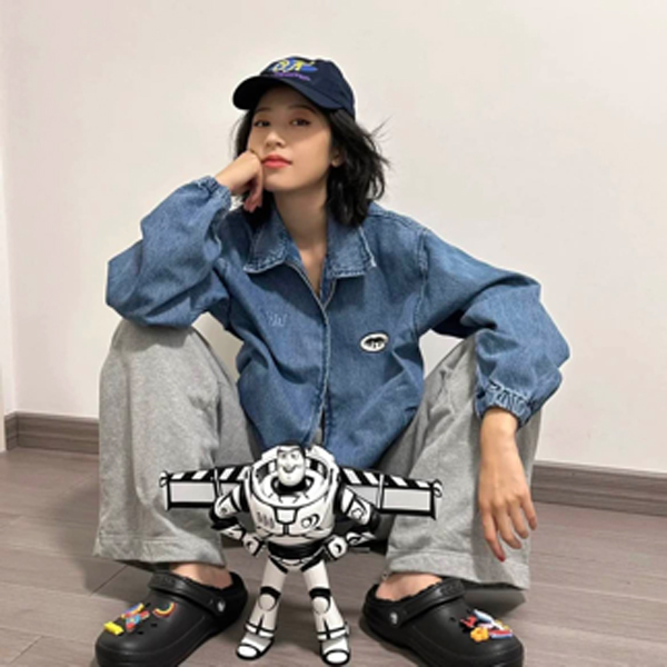 ?牛仔外套作为周雨彤在剧外从不离身的时髦单品,超高的出镜率也为大家的春季出行提供了穿搭指南。