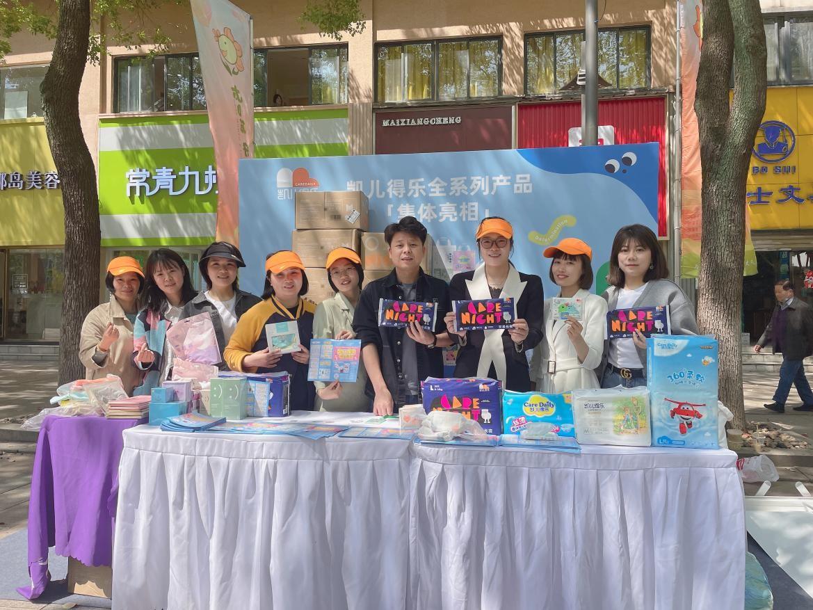 凯儿得乐副总裁 陈东飞(中)