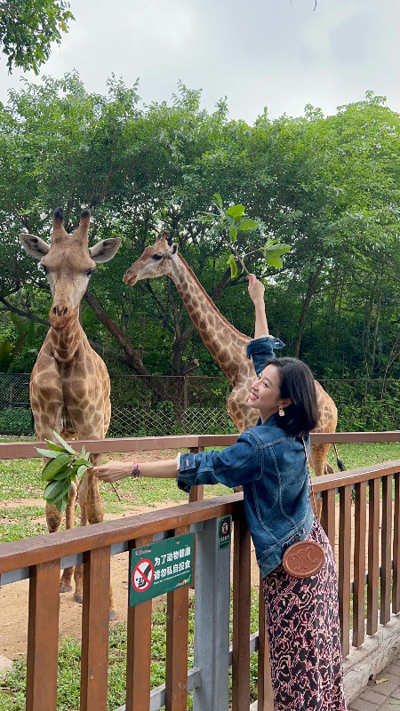 ?丹宁元素作为上装出现时往往伴随着硬挺的轮廓和中性气质,但梁姐却为大家示范出无需气场加持的普通人友好型牛仔上衣。