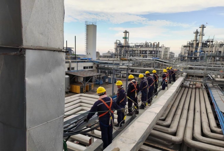 安维服务在益曼特全厂区低压配电系统大规模升级改造工程中进行施工作业