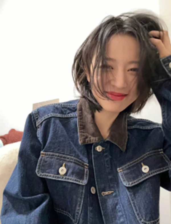 ?牛仔外套作为周雨彤在剧外从不离身的时髦单品,超高的出镜率也为大家的春季出行提供了穿搭指南。