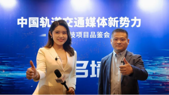 图：央视主持人（左）&茄豆科技总经理石原林（右）