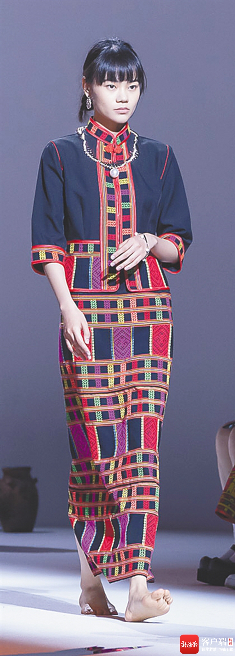模特身着黎族服饰走秀.海南日报记者 宋国强 摄