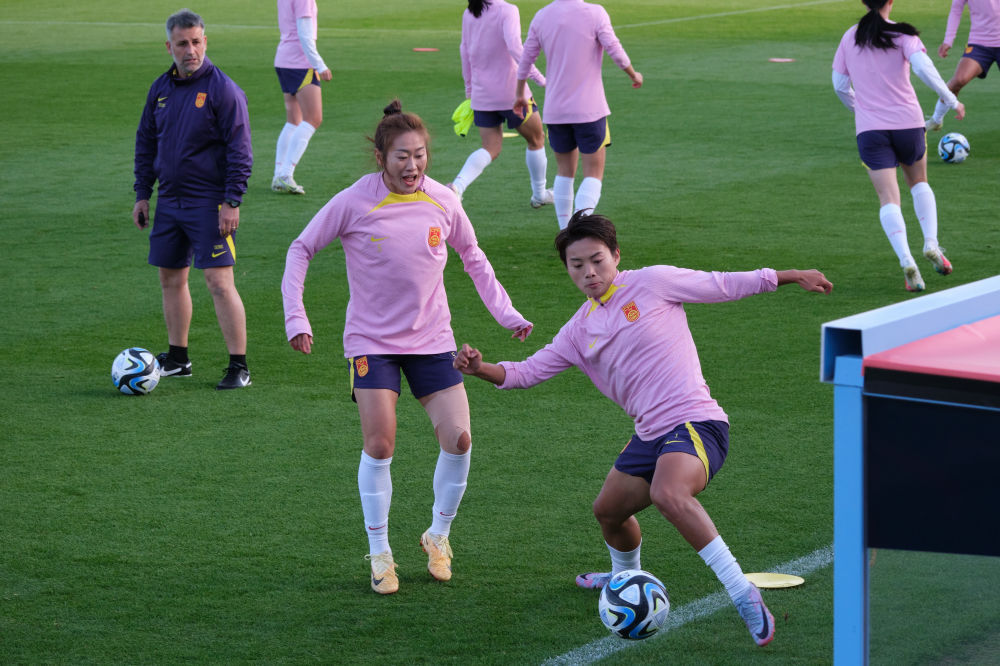 4月10日,中国女足球员王霜(前右)在热身赛前的训练中.