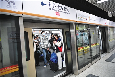 地铁百子湾站,一名未戴口罩的乘客顺利通过安检进站