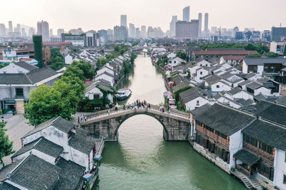这是2019年6月12日无人机拍摄的大运河无锡段的清名桥历史文化街区