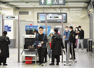 地铁百子湾站,一名未戴口罩的乘客顺利通过安检进站.