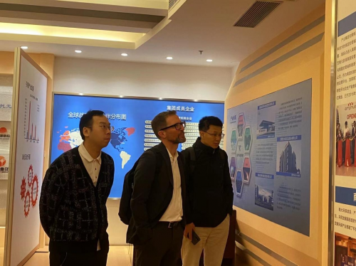 沈泰安董事长（左一）与Dr.Andreas Franz Schlapka（左二）参观无锡产业集团展览厅