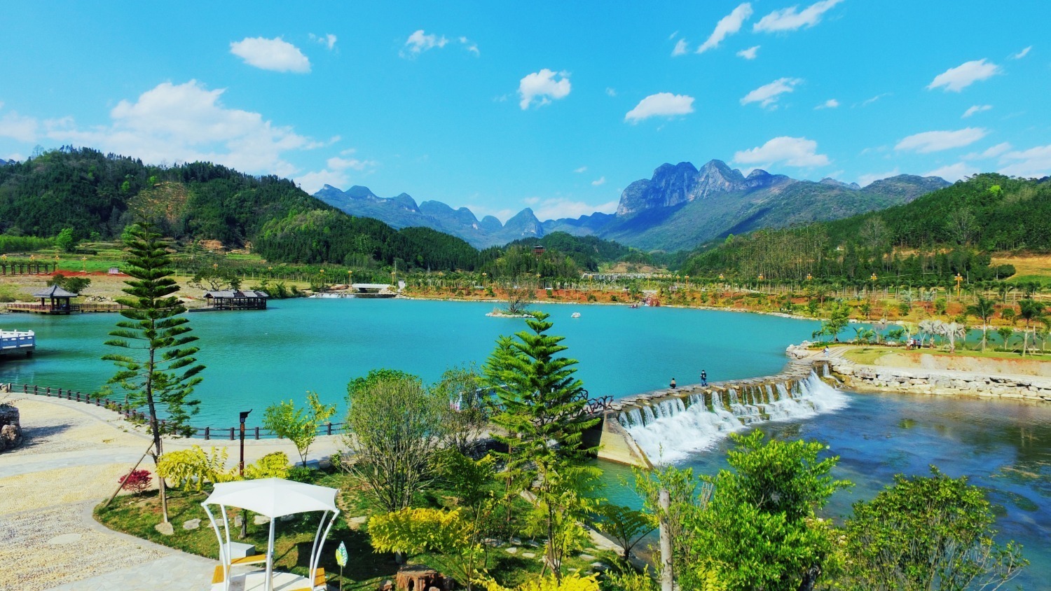 　　图为：五龙壮族乡三月三广场一角（师宗县融媒体中心供图）