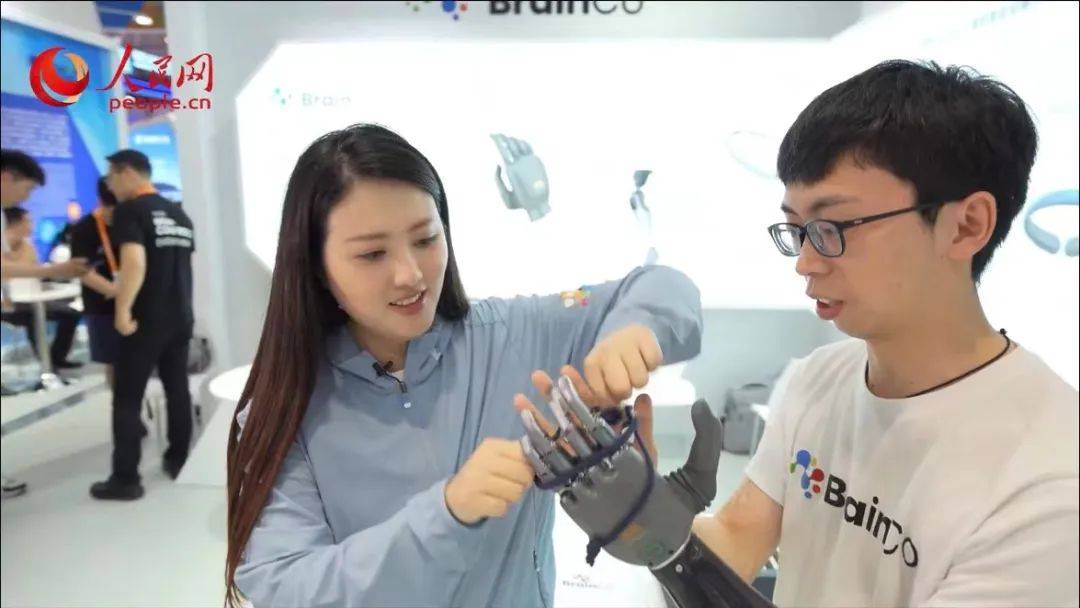 BrainCo产品体验官古月穿戴智能仿生手与记者互动