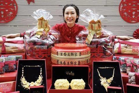 汤怡获老板赠送巨型龙凤镯，大如茶杯