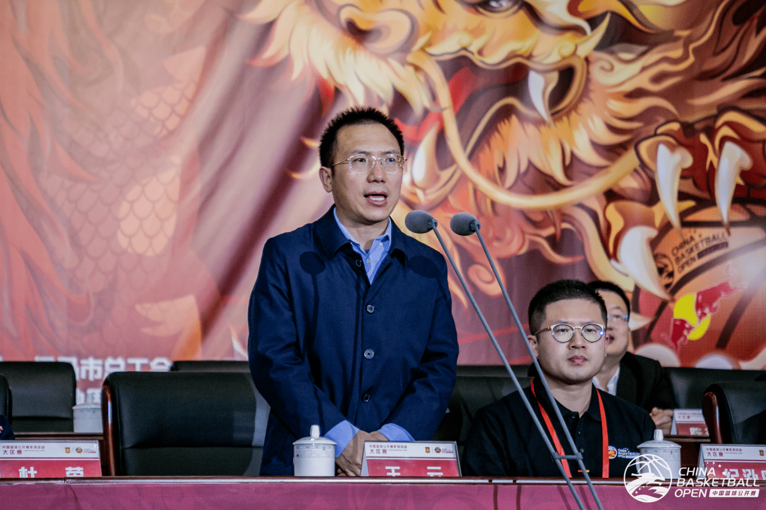 屏幕以视频形式回顾了各城市冠军球队的晋级之路,随后侯马市委副书记