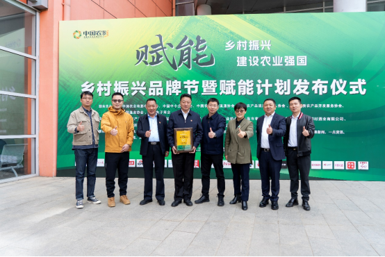 青海玉树州领导、北京援青指挥部领导、洞见奇点领导合影留念