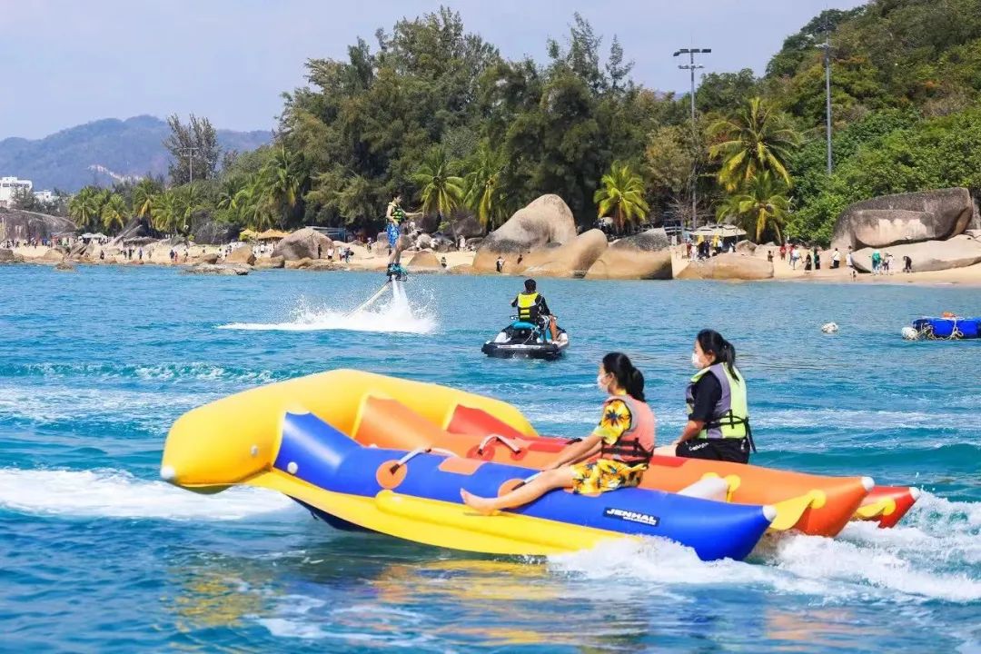 游客在体验丰富的海上娱乐项目.天涯海角游览区供图