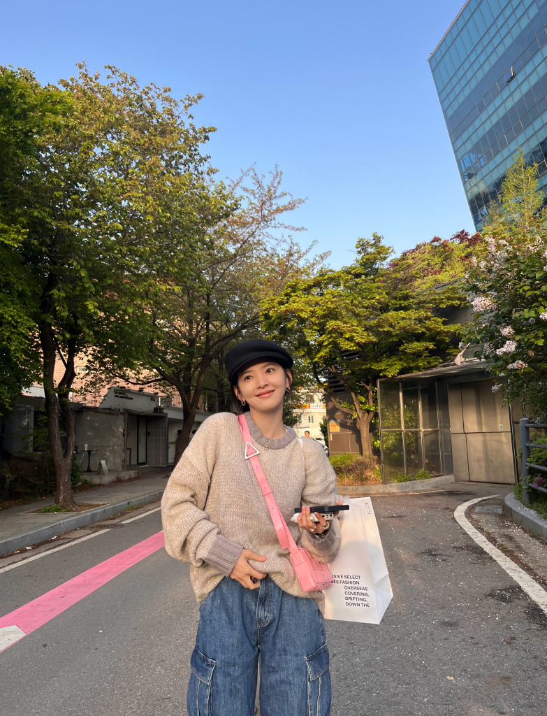 章若楠分享韩国旅游随拍 报童帽毛衣穿搭韩范十足__财经头条