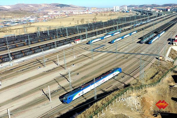 图为列车在神池南站集结待发