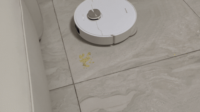 　　追觅S20 Pro 高达 6000Pa 的吸力可以强力吸取地面固体垃圾