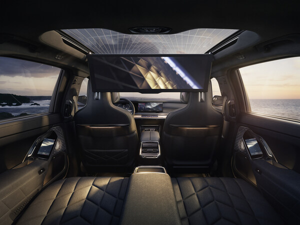 　　创新纯电动BMW i7 M70L