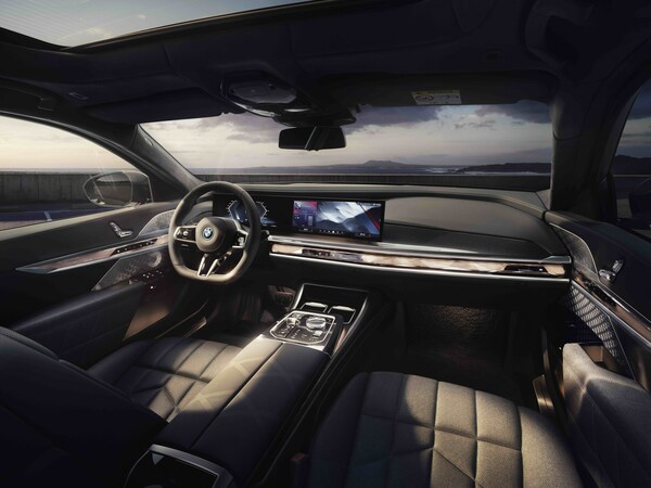 　　创新纯电动BMW i7 M70L