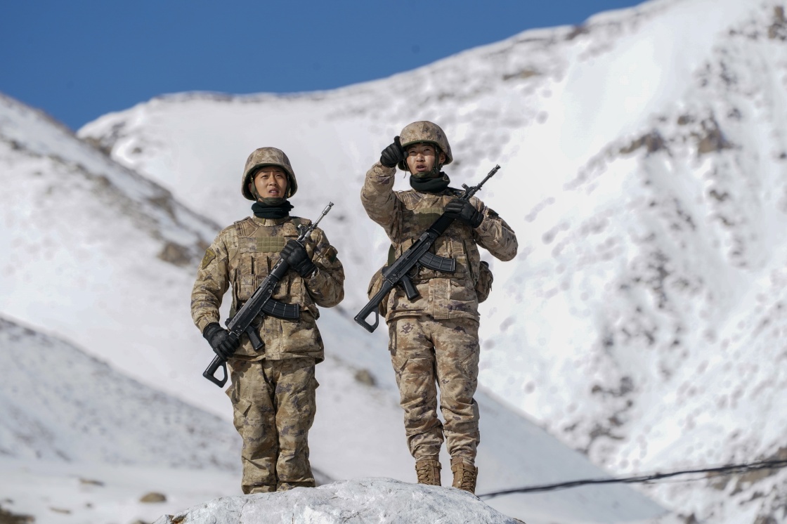 4月13日,边防连战士在巡逻.新华社记者 赵戈 摄