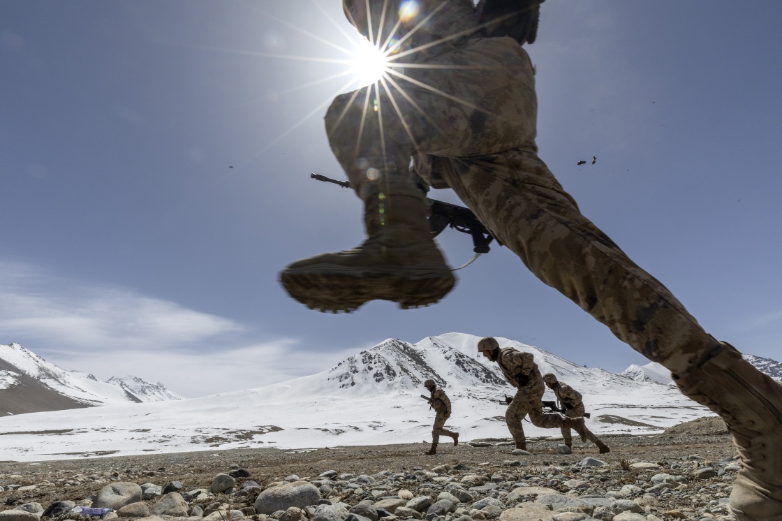 4月13日,边防连战士在进行训练.新华社记者 费茂华 摄