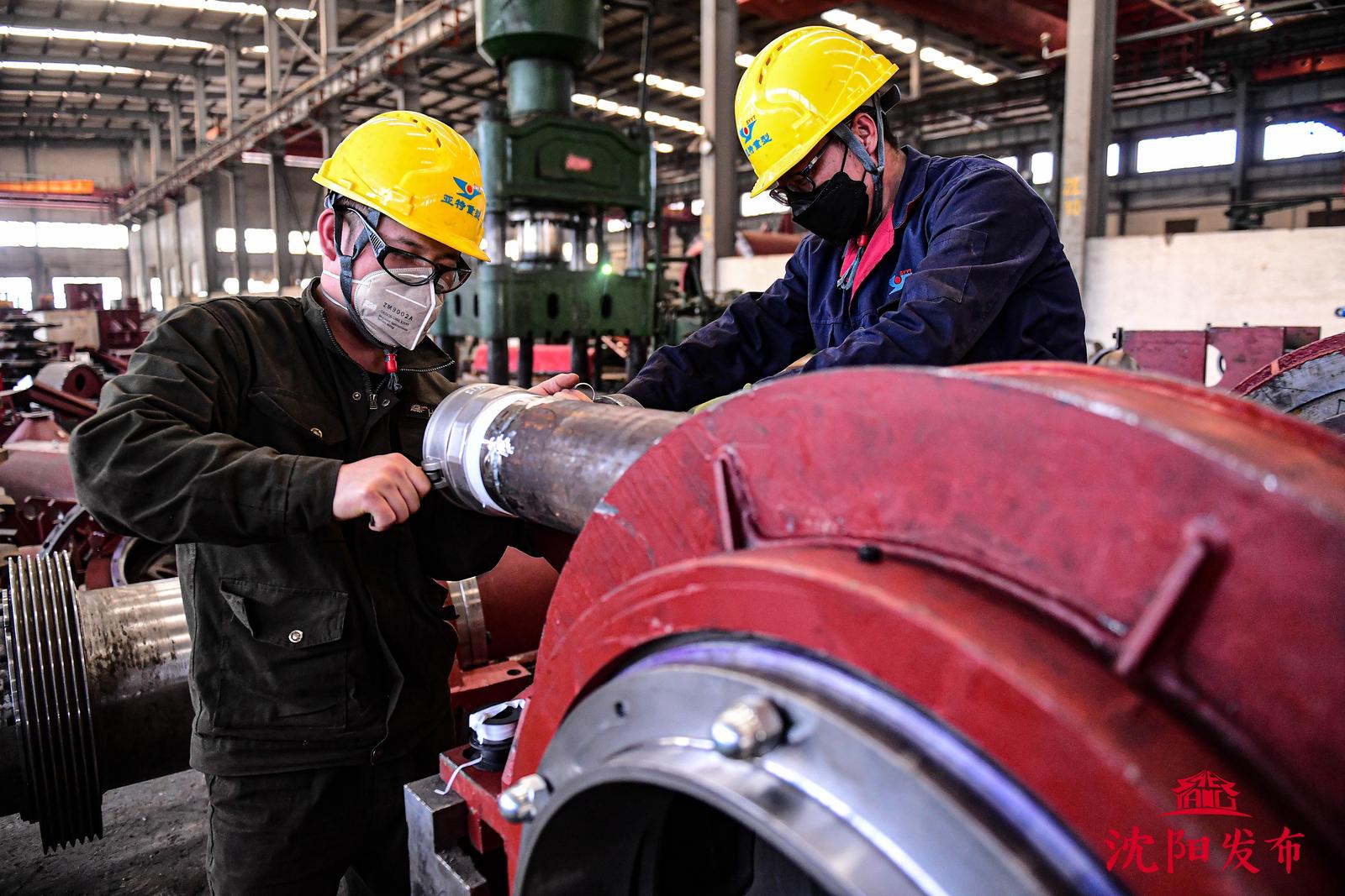 工人在沈阳亚特重型装备制造有限公司车间组装设备.