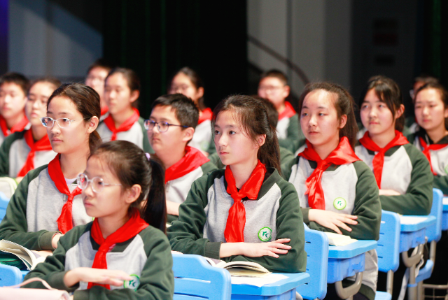 图为南京市长江路小学六(2)班的学生,在文学研讨课《车票》上凝神静听