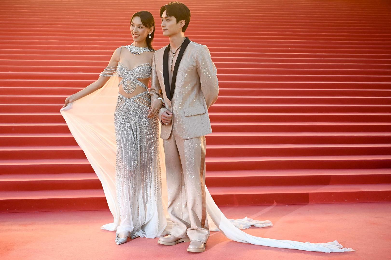 王丹妮、刘俊谦亮相第41届香港金像奖红毯（图据视觉中国）
