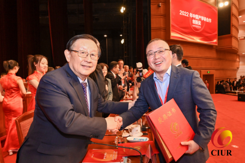 中国科协主席万钢为摇橹船科技创始人、董事长郑道勤颁奖