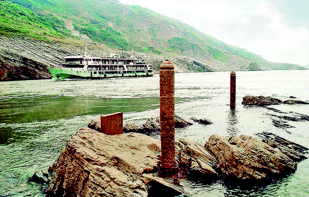三峡工程蓄水前,瞿塘峡北岸草堂河口石盘上的拦江铁索柱.(宋开平 摄)