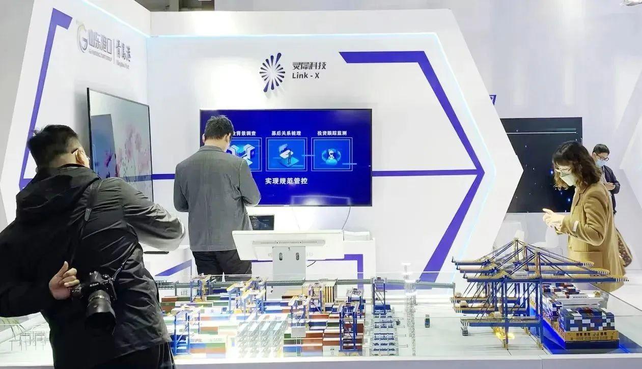 展会现。橄萍计窘柰怀龅募际醮葱履芰、卓越的产品质量，吸引了相关部门各级领导驻足参观。