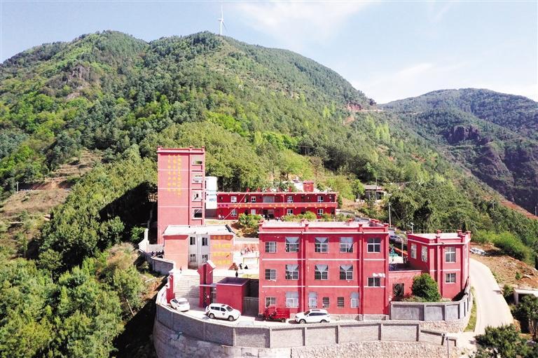 如今的威宁自治县海拉镇花果小学成为寄宿制小学,学生一周只需往返