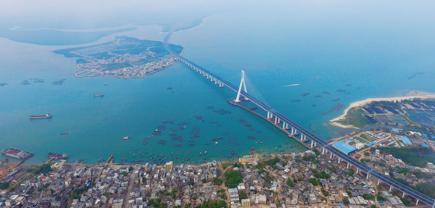 连接文昌市铺前镇和海口市演丰镇的海文大桥.新华社记者郭程 摄