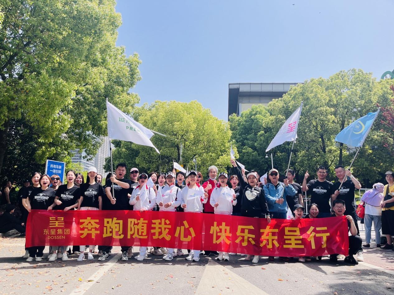 与热情粉丝合影