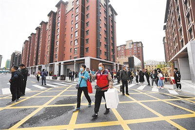 4月17日,东城区永外望坛新苑小区,工作人员带着居民看新房.