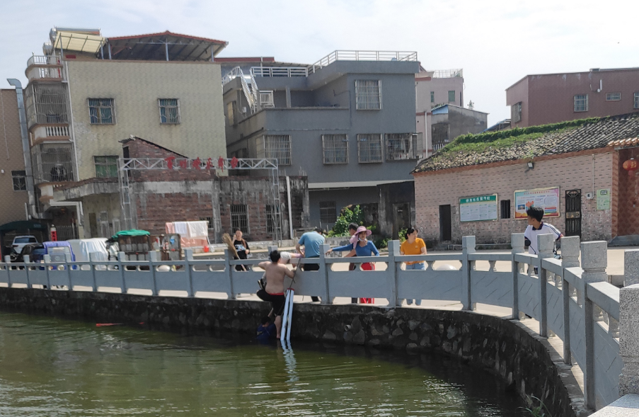 最终，在现场群众齐心协力的帮忙下，小女孩被成功救起并立即送往医院，目前已脱离生命危险。