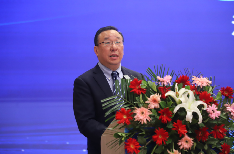 (湖北省翻译工作者协会会长、武汉大学博士生导师刘军平教授)