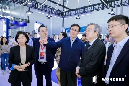 图:中国卫生信息与健康医疗大数据学会会长金小桃、国家卫生健康委规划发展与信息化司司长毛群安莅临展台参观指导