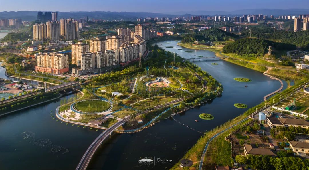 昔日臭水沟变身网红打卡地沙河公园.刘昆 摄