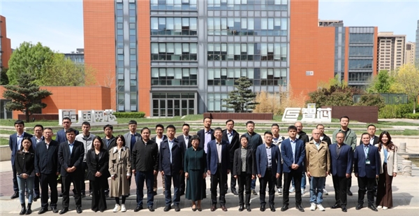 　　与会领导、专家合影留念