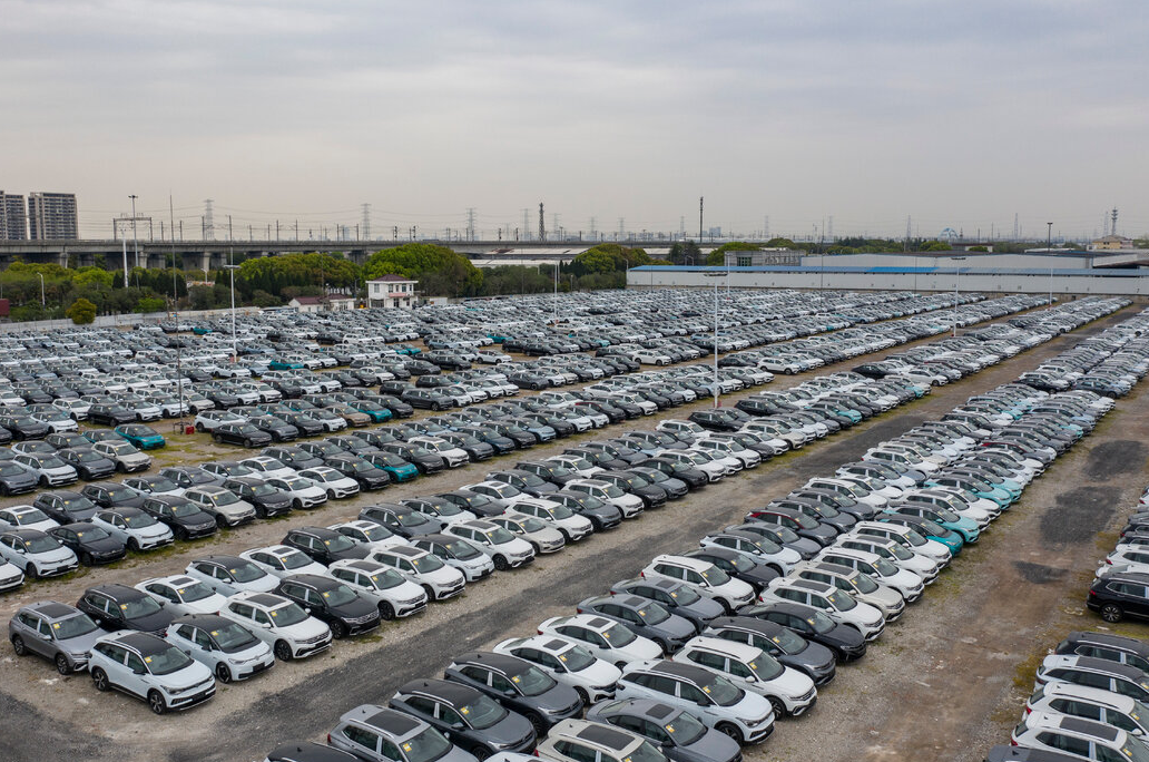 上汽大众在上海的新车停车场。大众汽车在中国拥有40多家工厂。图自纽约时报中文网