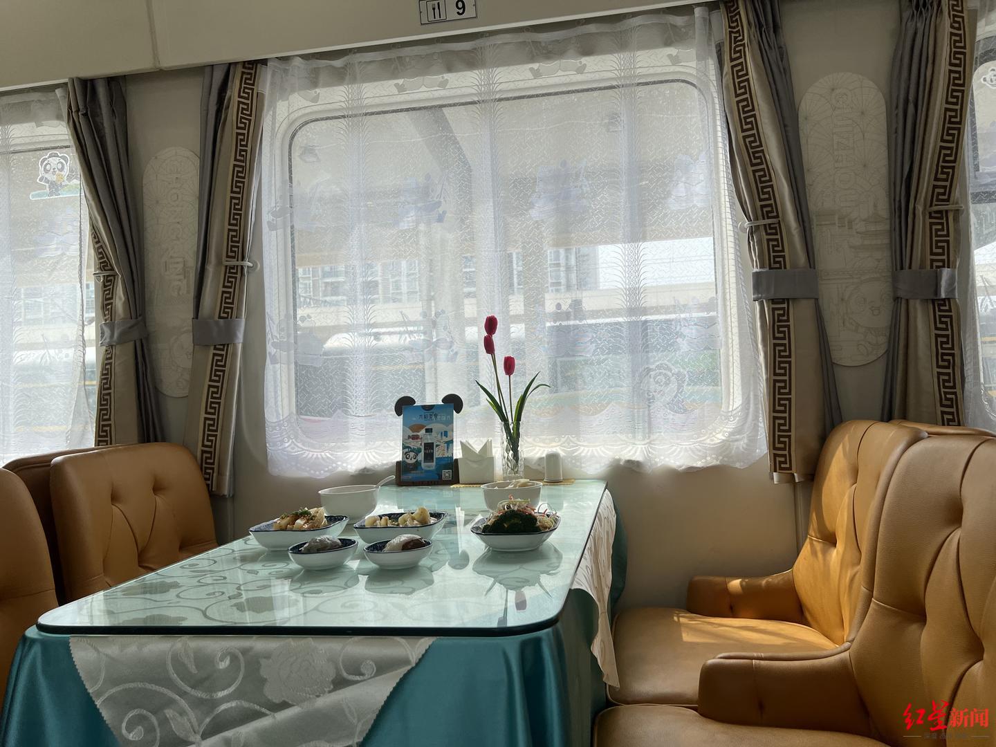 "熊猫专列"列车内部 资料图